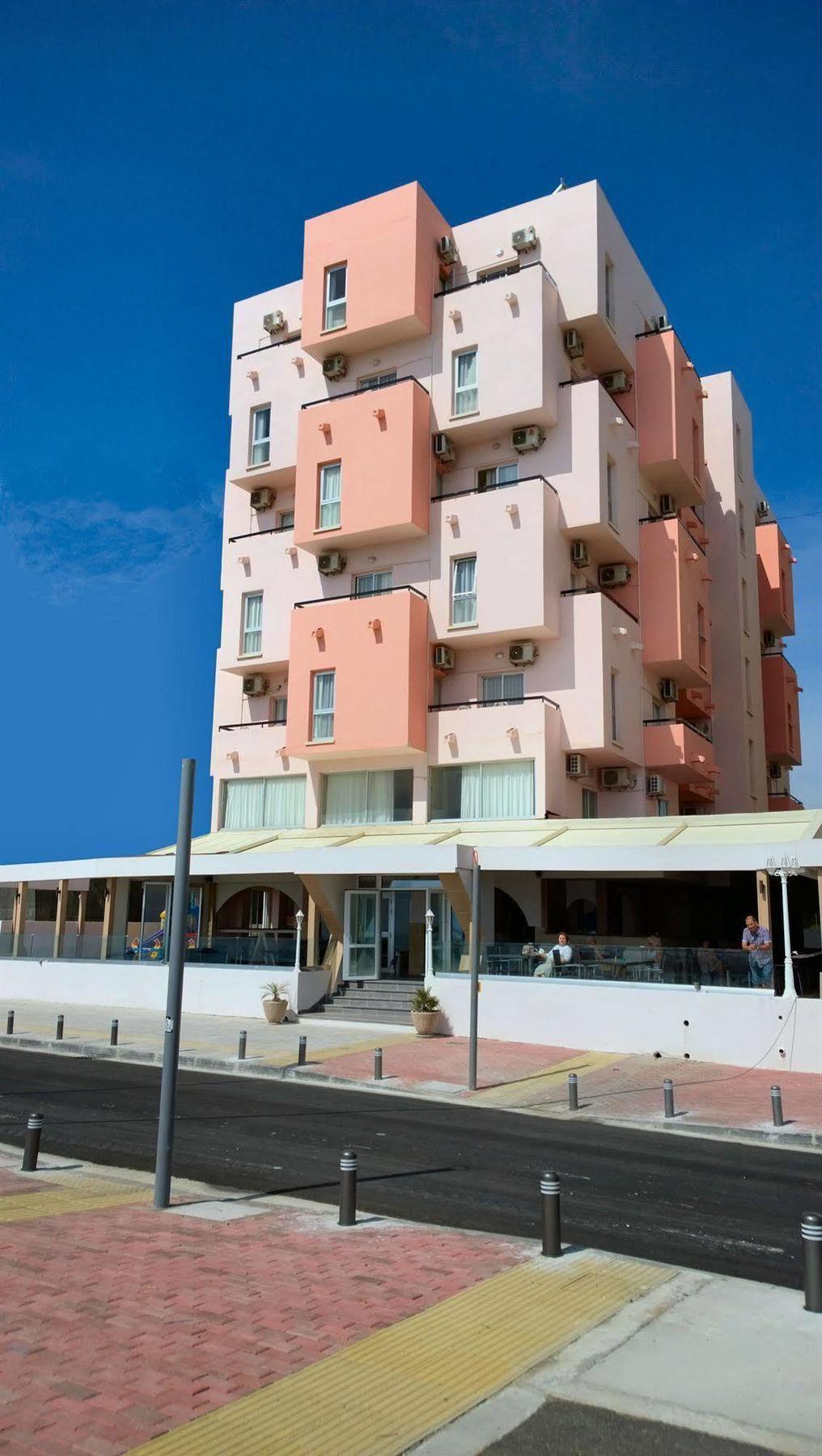 Mackenzie Beach Hotel 라르나카 외부 사진